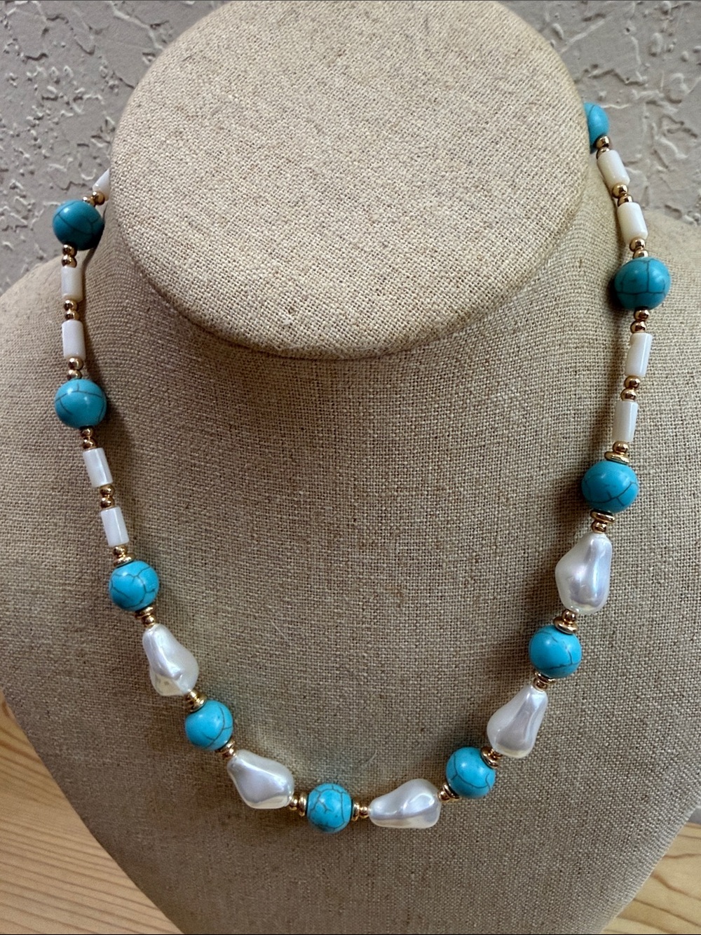 Fashion Jewelry Turquoise and White Beaded Necklace with Gold Accents